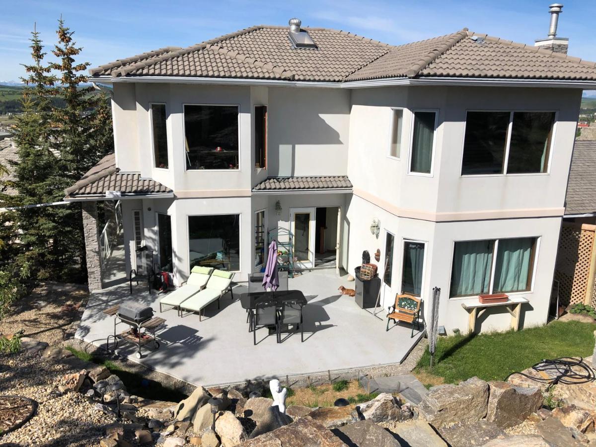 Rocky Mountain View Bed & Breakfast Cochrane ภายนอก รูปภาพ