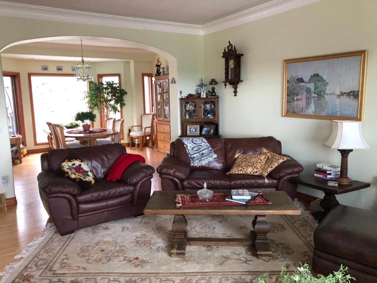 Rocky Mountain View Bed & Breakfast Cochrane ภายนอก รูปภาพ