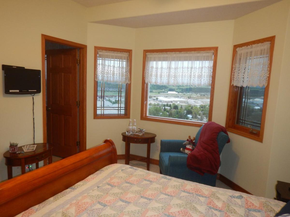 Rocky Mountain View Bed & Breakfast Cochrane ภายนอก รูปภาพ