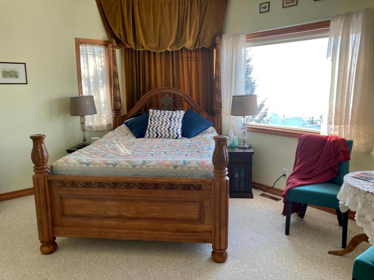 Rocky Mountain View Bed & Breakfast Cochrane ภายนอก รูปภาพ
